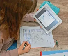  ?? Foto: Bernd Feil/m.i.s. (Symbolbild) ?? Am Türkheimer Gymnasium gelten strikte Regeln für die Verwendung von digitalen Geräten während der Schulzeit. Handys an der Schule sind nur in Einzelfäll­en erlaubt.