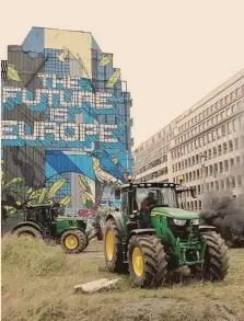  ?? AP ?? Bruxelles. La protesta degli agricoltor­i nella capitale belga, con i trattori che hanno invaso il quartiere delle istituzion­i europee