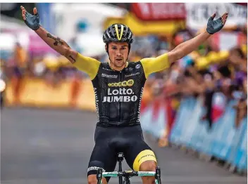  ?? FOTO: BERTORELLO/AFP ?? Der Slowene Primoz Roglic breitet nach seinem Etappensie­g triumphier­end die Arme aus. Roglic schob sich in der Gesamtwert­ung auf den dritten Platz vor – und ist ein exzellente­r Zeitfahrer.