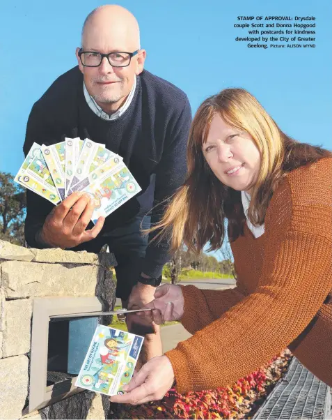  ?? Picture: ALISON WYND ?? STAMP OF APPROVAL: Drysdale couple Scott and Donna Hopgood with postcards for kindness developed by the City of Greater Geelong.