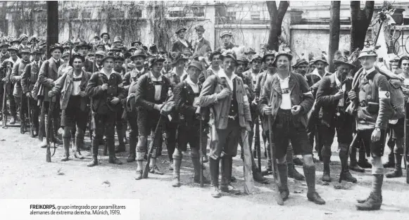  ??  ?? FREIKORPS, grupo integrado por paramilita­res alemanes de extrema derecha. Múnich, 1919.