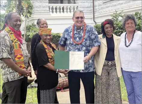  ?? GARY T. KUBOTA photo ?? Maui County Mayor Michael Victorino presents the Juneteenth proclamati­on to African Americans on Maui Associatio­n spokespers­on Ayin Adams. Other Juneteenth supporters include (left to right) Bryant Neal, Patricia Roberts, Adams, Mayor Victorino, Gwen Gorg and Kahu Leiohu Ryder.