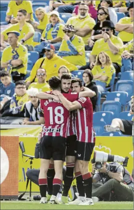  ?? FOTO: EFE ?? Victoria Los leones celebran su primer gol frente a la UD Las Palmas