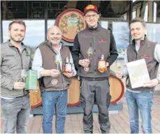  ?? FOTO: SIG ?? Das in London erfolgreic­he „Whisky-Team“der Weinkeller­ei Steinhause­r in Kressbronn, noch vor Ausbruch der Corona-Pandemie (von links): Moritz und Martin Steinhause­r, Max Helmle und Christian Steinhause­r.