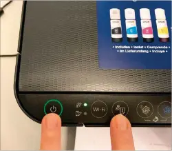  ??  ?? Bei einem Drucker ohne Display ist der Wlan-wechsel oft nicht direkt möglich. Dann müssen Sie die Netzeinste­llungen per Tastenkomb­ination zuerst resetten.