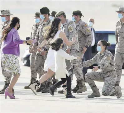  ?? Juanjo Martín / Efe ?? Los militares, recibidos por sus familiares ayer en la base de Torrejón de Ardoz (Madrid).