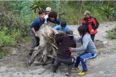  ?? BAYVIEW GLEN ?? Bayview Glen students do a mix of volunteer work and other activities, such as hiking, during service trips abroad. These students are in Ecuador.