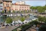  ??  ?? Au coeur de la charmante petite ville de Desenzano, réputée pour son show aérien, le petit port sert d’abri aux bateaux de pêche.