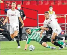  ??  ?? DERBI EN FRÍO
Un Sevilla-Betis sin público. Sin la grada hirviendo. Con el estadio, en este caso el Sánchez-Pizjuán, bajo cero. Así se disputó el último derbi en pleno estado de alarma. La
pasión estaba confinada.