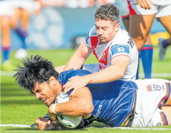  ?? Photo / Photosport ?? Tohu Harris scores for the Warriors against the St George Dragons at Netstrata Jubilee Stadium, Sydney.