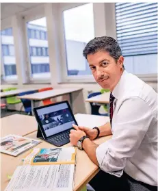  ?? RP-FOTO: ANNE ORTHEN ?? Michael Anger, Leiter des Albert-Einstein-Gymnasiums in Rath, beim Digitalunt­erricht in einem leeren Klassenrau­m.