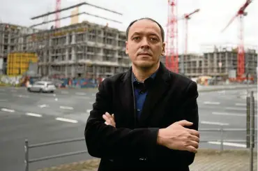  ?? FOTO: TINO ZIPPEL ?? Christian Gerlitz (SPD) vor dem Inselplatz, wo das Land Thüringen einen neuen Unicampus baut. Die Stadt will dort ein Parkhaus errichten, allerdings ist der Kostenrahm­en aufgrund der Baupreise ungewiss.