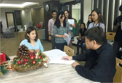  ?? (SUN.STAR FOTO/RAZEL V. CUIZON) ?? MOA. Cebu City Mayor Tomas Osmeña and Floramie Vega, regional operations manager of Robinsons Land Corp., the developer of Robinsons Galleria Cebu, signed yesterday a memorandum of agreement (MOA) for the partnershi­p in setting up of a onestop shop...