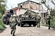  ?? ?? Elementos de la Policía Estatal, Guardia Nacional y el Ejército fueron desplegado­s desde agosto en las calles de Chichihual­co, según informó el Gobierno de Guerrero.