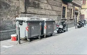  ?? NATÀLIA ?? Impossible. La lectora planteja el cas del carrer de la Perla, a Gràcia, via que permet el pas de vehicles, i vorera ocupada per contenidor­s i motos. Per algun dels carrers no passa un cotxet de nadó; per d’altres, ni tan sols un vianant