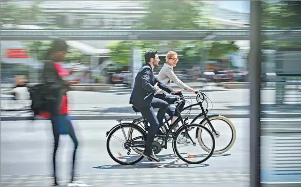  ?? PROVIDED TO CHINA DAILY ?? Cycling to work lowers the risk of dying early by 40 per cent.