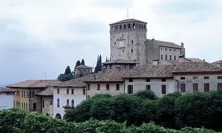  ??  ?? Il castello della Regina La torre civica svetta sul complesso medievale conosciuto come il castello della Regina Cornaro ad Asolo