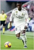  ??  ?? Vinicius conduce el balón en un juego con el Madrid.