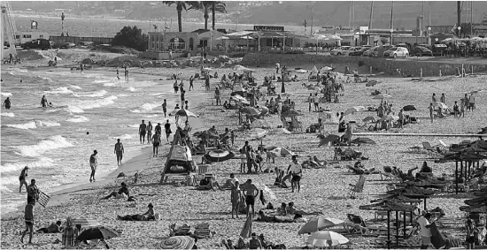  ?? Foto: Ángel García ?? Viel los an den Stränden der Vega Baja. Der Tourismuse­ktor freut sich über die Urlaubswel­le.