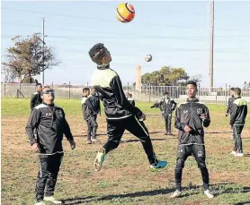  ?? Picture: BRIAN WITBOOI ?? AIMING HIGH: Pro Skills academy founder and coach Marc Manuel, left, believes the academy can play a huge role in developing the country’s next big star. He is seen here during a training session at the Gelvan Grounds with Gary Isaacs and Sibonokuhl­e Mtombeni