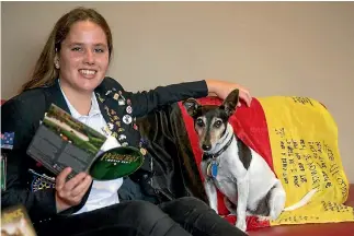  ?? PHOTO: WARWICK SMITH/FAIRFAX NZ ?? Jil Loose and Max the dog relax at their Kiwi home.