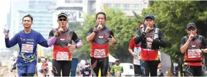  ?? WILLY SANJAYA FOR JAWA POS ?? KOMPAK: Willy Sanjaya (tengah) ketika berpartisi­pasi dalam Jakarta Marathon 2017. Komunitas Run for Indonesia ikut meramaikan event tersebut.