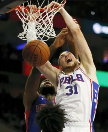  ?? LAURENCE KESTERSON — THE ASSOCIATED PRESS ?? The Sixers’ Mike Muscala slams down a dunk against the won, 109-99. Pistons Saturday. The 76ers