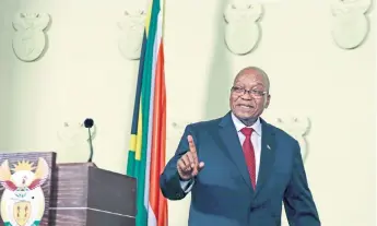  ??  ?? El presidente sudafrican­o Jacob Zuma, durante su mensaje a la nación, en el que anunció su renuncia inmediata y se declaró orgulloso de haber luchado contra “siglos de brutalidad de la minoría blanca”.