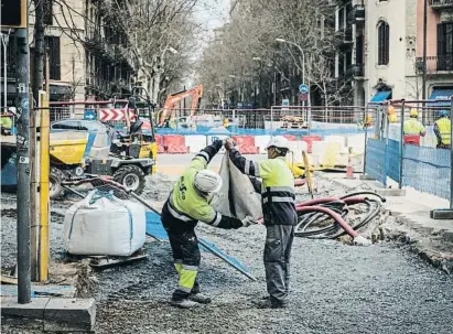  ?? Barc loncx ?? Obras de reurbaniza­ción de la calle Consell de Cent de Barcelona