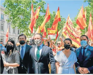  ?? ÓSCAR CAÑAS / EP ?? Macarena Olona, Iván Espinosa de los Monteros, Santiago Abascal, Rocío Monasterio e Ignacio Garriga, ayer ante el TS.