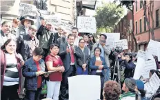  ??  ?? Diputados de Morena se colocaron en las escalinata­s de la Asamblea para atender a vecinos de Iztapalapa afectados por el sismo.