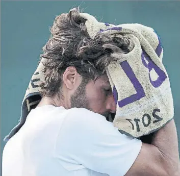  ?? FOTO: AP ?? Feliciano López, del éxtasis de Queen’s a la retirada en Wimbledon. Sufrió dolores en la planta del pie izquierdo