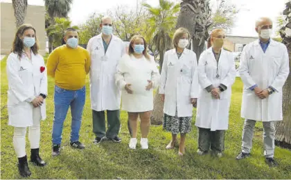  ??  ?? Equipo directivo del hospital Reina Sofía, junto a los jefes de Ginecologí­a y Cirugía, y la paciente y su marido.