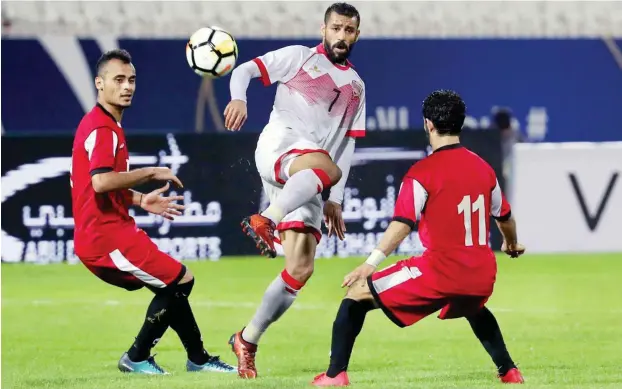  ?? Foto: imago/Xinhua ?? Manchmal zu müde zum Spielen: Ahmed Saed Abdulrab (l.) und seine Kollegen von Jemens Nationalma­nnschaft – hier beim Gulf Cup 2017 gegen Bahrain