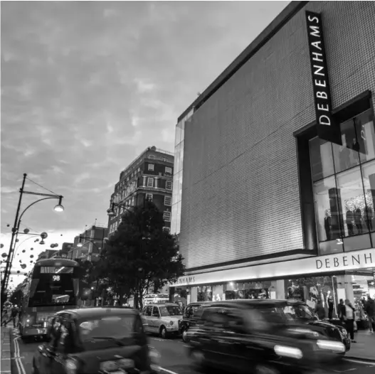  ??  ?? FOTO : LONDRA- NOIEMBRIE 2020: magazinul emblematic Debenhams de pe Oxford Street, un renumit retailer britanic /shuttersto­ck