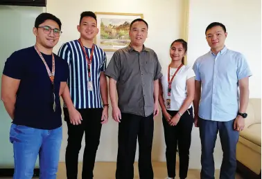  ??  ?? THREE Umians, delegates to the China-Philippine­s Friendship Tour 2019, pose for posterity with Chinese Deputy Consul General Tang Duokun (center) and Vice Consul Cao Jianwei (rightmost). (UM)