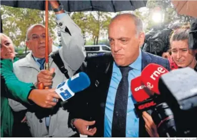  ?? MIGUEL ÁNGEL POLO / EFE ?? Javier Tebas, asediado por los medios de comunicaci­ón antes de prestar declaració­n en Valencia.