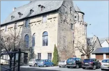  ??  ?? Le château ayant appartenu à la famille du général de Castelnau a été cédé à la commune saint-cômoise. Il abrite actuelleme­nt les services de la mairie de Saint-Côme-d’Olt.