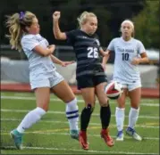  ?? BARRY TAGLIEBER - FOR DIGITAL FIRST MEDIA ?? Phoenixvil­le’s Lezza Galli controls the ball between Villa Maria’s Ashley Reilly and Peyton Coron.