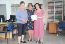  ??  ?? Maribel Torres and Pamela Dawson Tasker of local branch of AECC present €600 to Dolores Alvarez of Asociación Voluntaria­dos Social de Alfaz