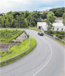  ?? FOTOS: GERD MÄGERLE ?? Die Brücke über die Bahnlinie am Eselsberg wird ab Oktober wegen der Elektrifiz­ierung erneuert. Die alte Brücke wird abgerissen, die neue links davon errichtet.