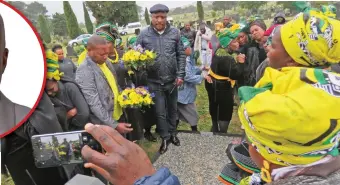  ?? Photos: Nwabisa Pondoyi INSET: Late Knysna councillor Victor Molosi. ?? Molosi family and community members at the graveyard during the one-year commemorat­ion of Victor Molosi’s death.