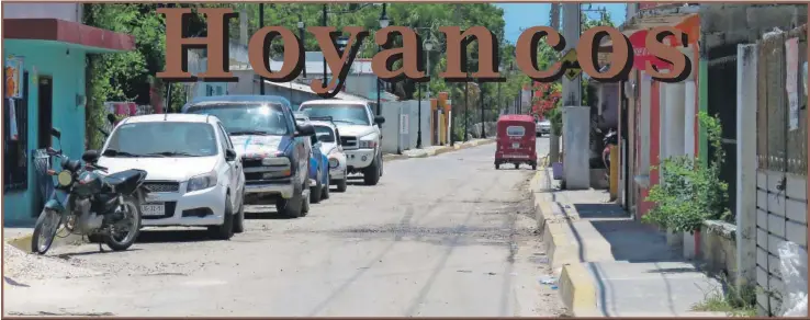  ??  ?? Entre todas las afectacion­es que tiene la calle 23 de la colonia La Jimba en la ciudad de Seybaplaya, Champotón; el problema más prominente resulta por el “huequerío” que hay