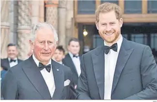  ?? EFE ?? El entonces príncipe Carlos de Inglaterra y su hijo Enrique en un acto en 2018.