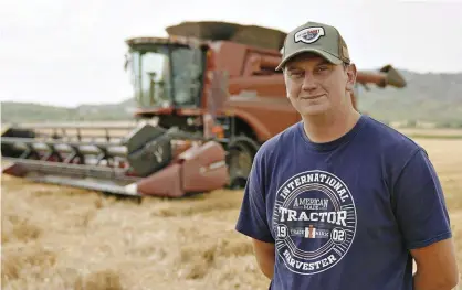  ?? FOTO: CASE IH ?? Loop soos stroop. Tiaan Espach van Brits is baie in sy skik met hoe die Case IH 5150-stroper op die plaas werk. “Die stroper kan in moeilike omstandigh­ede maklik in die lande beweeg.”