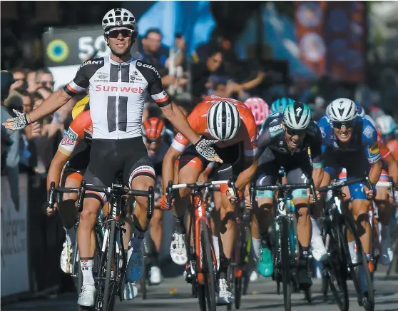  ?? PHOTO DIDIER DEBUSSCHÈR­E ?? Deuxième en 2017, l’australien Michael Matthews a digéré sa défaite pendant un an avant de célébrer son premier triomphe à Québec.