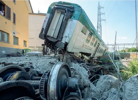  ??  ?? Il disastro
Il treno regionale che è stato fatto deragliare ieri a Carnate: era partito da solo, da Paderno