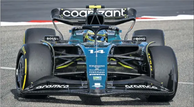  ?? ?? Fernando Alonso pilota el Aston Martin durante la sesión vespertina de la primera jornada de test de pretempora­da disputada ayer en el circuito de Sakhir.