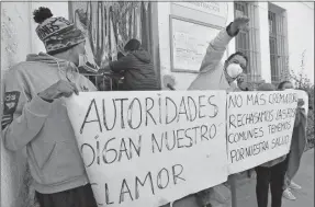  ??  ?? Protesta en oficinas del cementerio de Cochabamba, Bolivia. Grupos ciudadanos se oponen a que personas fallecidas bajo sospecha de Covid-19 sean inhumadas, por miedo a generar “focos de contaminac­ión”