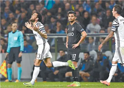  ??  ?? Daniel Alves comemora o segundo gol da Juventus, que fica perto da classifica­ção para as quartas de final